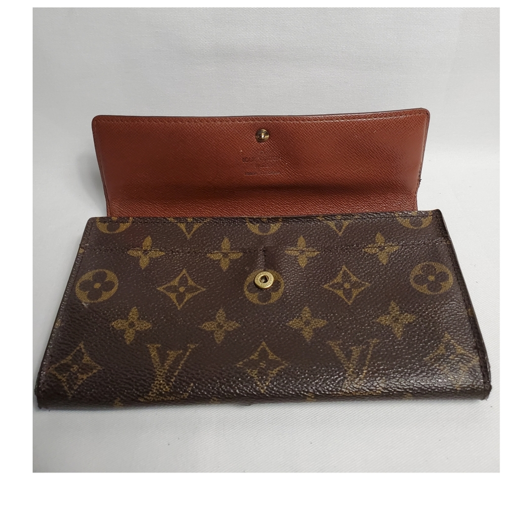 Authentic Preowned LV Sarah Wallet
